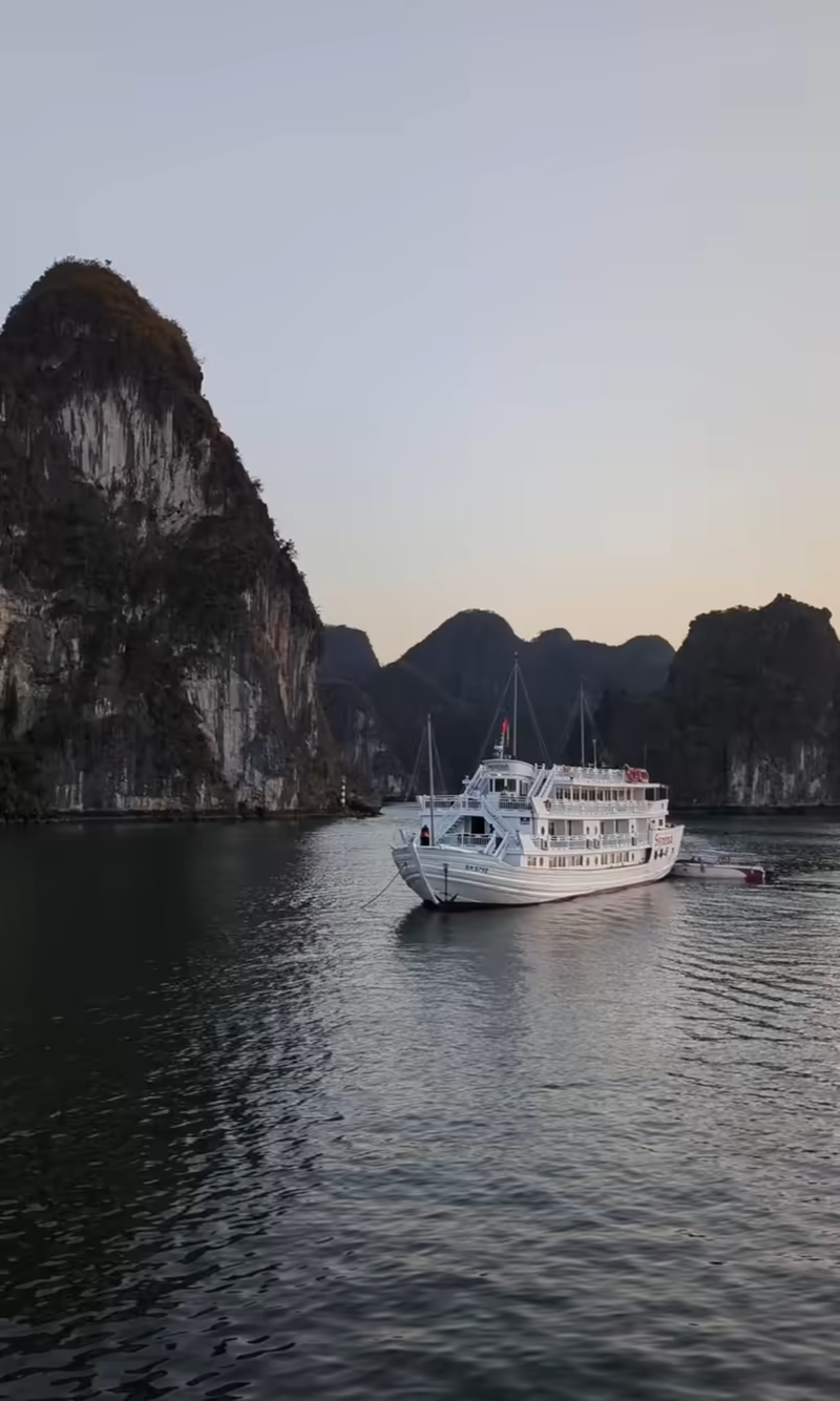 Ha Long Bay in northern Vietnam is home to nearly 2,000 islands and islets. They look like giant limestone cliffs rising straight out of the sea. We wanted to see them for ourselves, so we spontaneously went on a mini-cruise. I’ll tell you what I liked about this kind of trip, what turned out to be unnecessary, and share my recommendation for what a trip around Ha Long Bay should really look like.